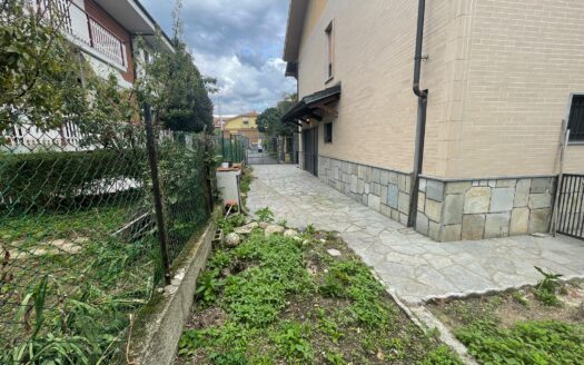 VILLA INDIPENDENTE CON GIARDINO