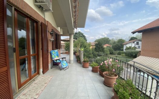 Alloggio in quadrifamiliare su due livelli con terrazzo