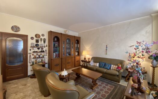 QUADRILOCALE DI AMPIA METRATURA CON BOX AUTO