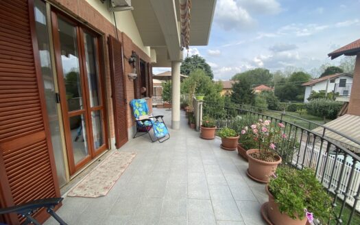 Alloggio in quadrifamiliare su due livelli con terrazzo