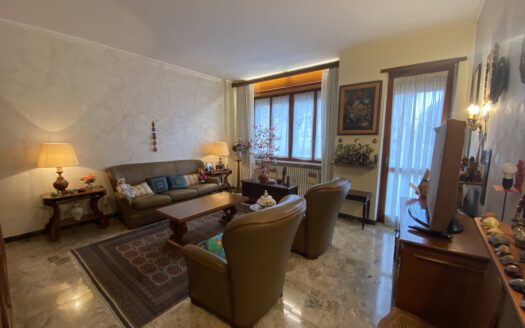 QUADRILOCALE DI AMPIA METRATURA CON BOX AUTO