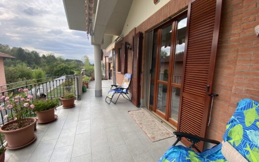 Alloggio in quadrifamiliare su due livelli con terrazzo