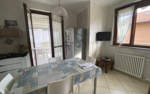 Alloggio in quadrifamiliare su due livelli con terrazzo