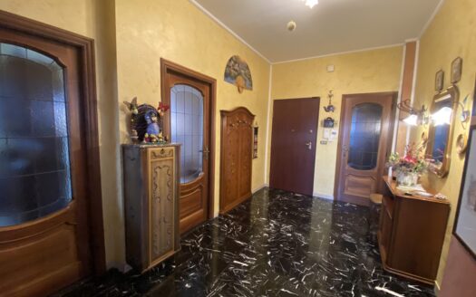 QUADRILOCALE DI AMPIA METRATURA CON BOX AUTO