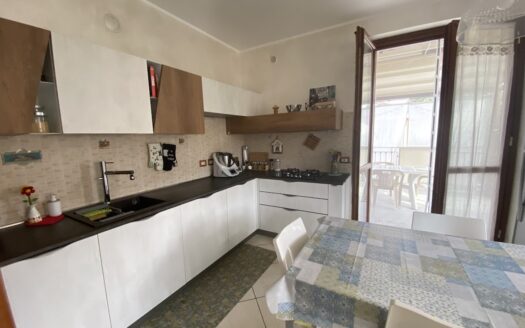 Alloggio in quadrifamiliare su due livelli con terrazzo