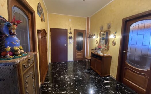 QUADRILOCALE DI AMPIA METRATURA CON BOX AUTO