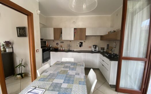 Alloggio in quadrifamiliare su due livelli con terrazzo