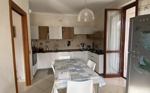 Alloggio in quadrifamiliare su due livelli con terrazzo