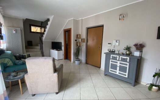 Alloggio in quadrifamiliare su due livelli con terrazzo