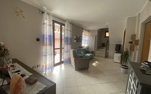 Alloggio in quadrifamiliare su due livelli con terrazzo