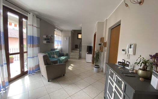 Alloggio in quadrifamiliare su due livelli con terrazzo