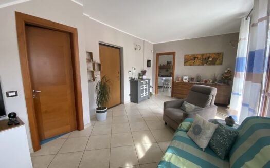 Alloggio in quadrifamiliare su due livelli con terrazzo