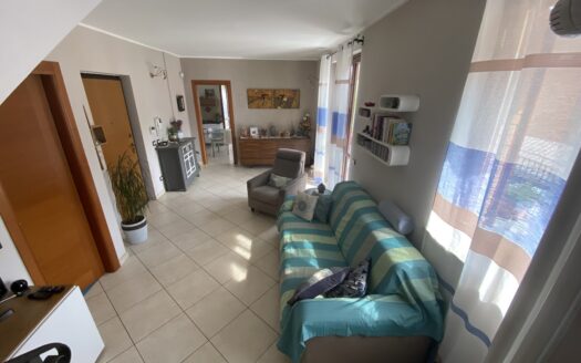 Alloggio in quadrifamiliare su due livelli con terrazzo