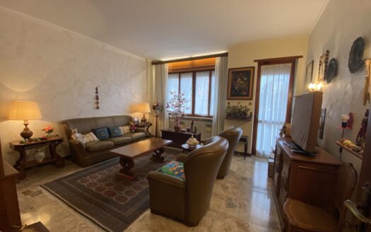 QUADRILOCALE DI AMPIA METRATURA CON BOX AUTO