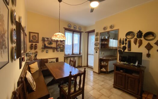 QUADRILOCALE DI AMPIA METRATURA CON BOX AUTO