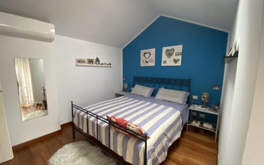 Alloggio in quadrifamiliare su due livelli con terrazzo