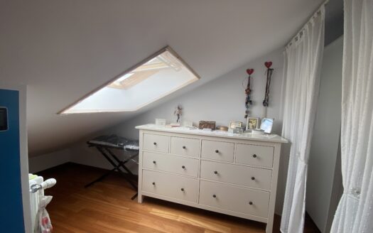 Alloggio in quadrifamiliare su due livelli con terrazzo