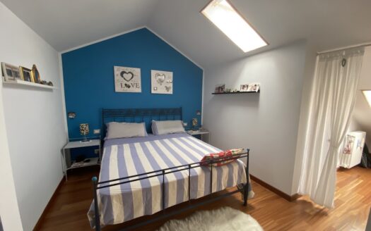 Alloggio in quadrifamiliare su due livelli con terrazzo