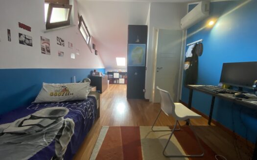 Alloggio in quadrifamiliare su due livelli con terrazzo