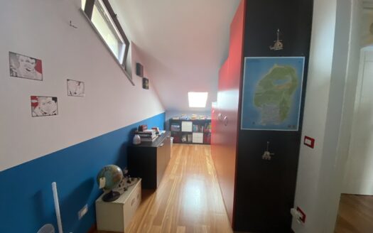 Alloggio in quadrifamiliare su due livelli con terrazzo