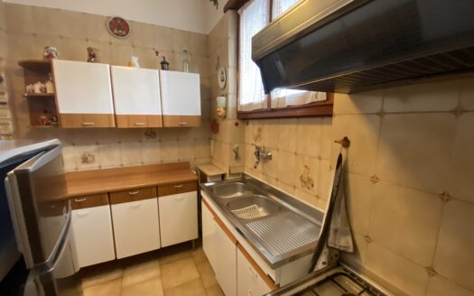 QUADRILOCALE DI AMPIA METRATURA CON BOX AUTO