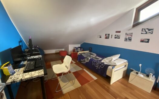 Alloggio in quadrifamiliare su due livelli con terrazzo