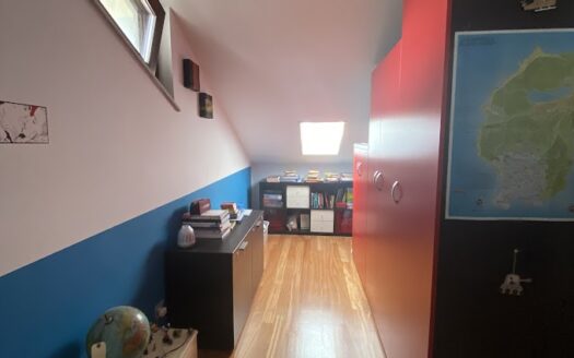 Alloggio in quadrifamiliare su due livelli con terrazzo