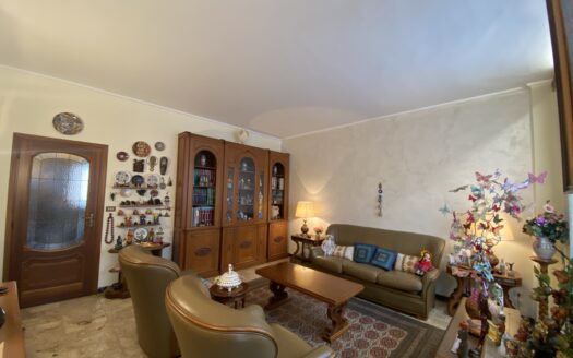 QUADRILOCALE DI AMPIA METRATURA CON BOX AUTO