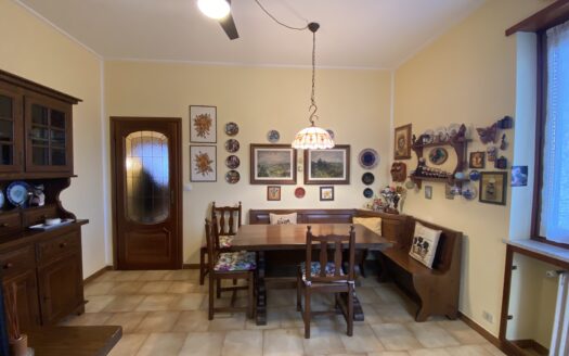 QUADRILOCALE DI AMPIA METRATURA CON BOX AUTO