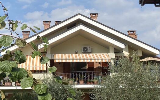 Alloggio in quadrifamiliare su due livelli con terrazzo