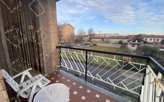 QUADRILOCALE DI AMPIA METRATURA CON BOX AUTO