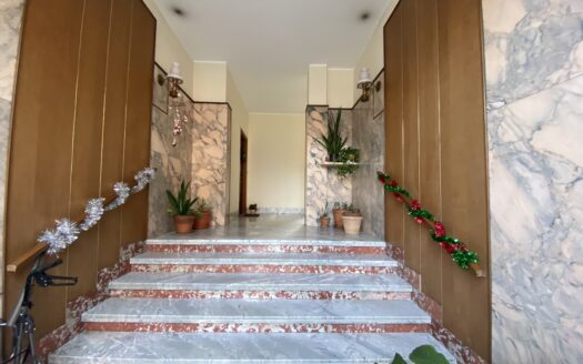 QUADRILOCALE DI AMPIA METRATURA CON BOX AUTO