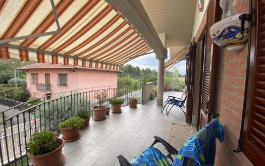 Alloggio in quadrifamiliare su due livelli con terrazzo