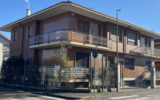 QUADRILOCALE DI AMPIA METRATURA CON BOX AUTO