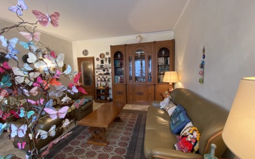 QUADRILOCALE DI AMPIA METRATURA CON BOX AUTO