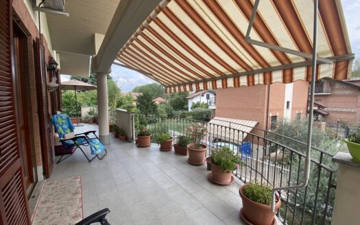 Alloggio in quadrifamiliare su due livelli con terrazzo