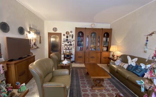 QUADRILOCALE DI AMPIA METRATURA CON BOX AUTO